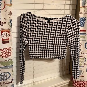 Black & white design mini long sleeve crop top